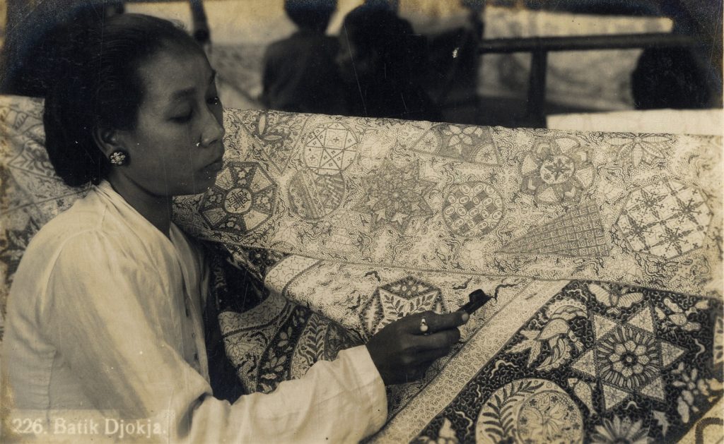 Perempuan pembuat batik tulis di Yogyakarta
