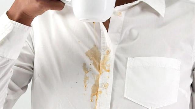 Jika kain pakaian Anda terkena noda madu, jangan khawatir sob! Karena ada banyak cara untuk membersihkan noda madu. Misalnya dengan sesegera mungkin dibilas dengan air ketika terkena madu.