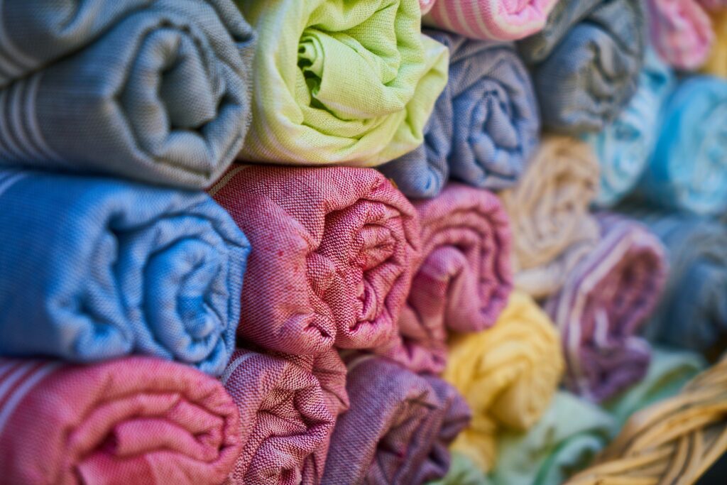 Berbagai kain tersedia di pabrik konveksi kain. Sumber: pixabay.com