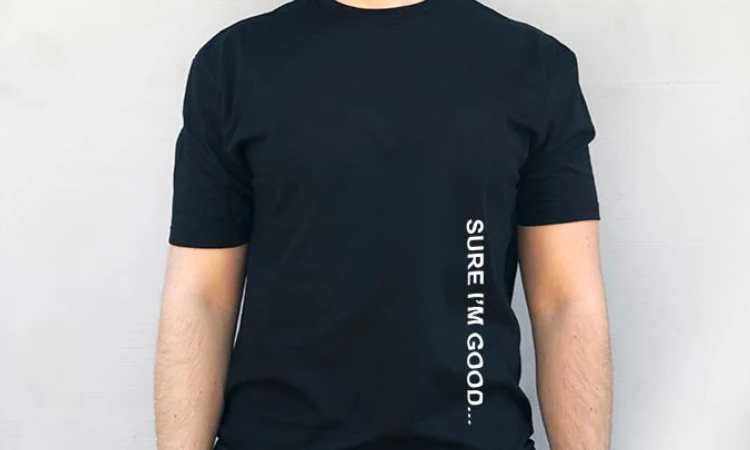 Kaos tipografi vertikal, Sumber: arisbags.com